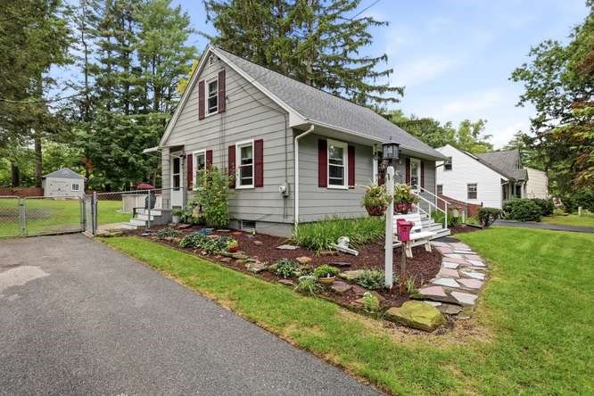 386 Parker St Property Photo 4