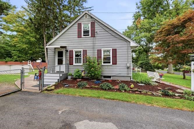 386 Parker St Property Photo 5
