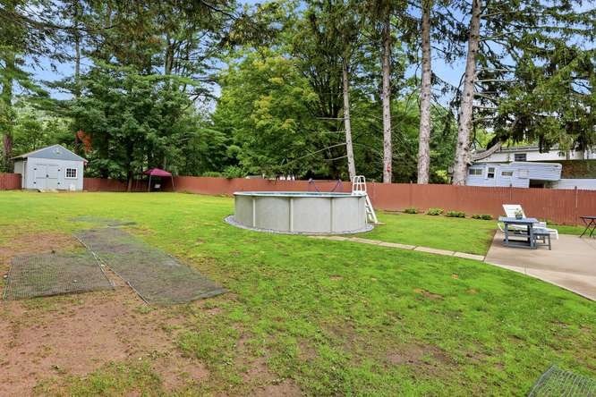 386 Parker St Property Photo 6
