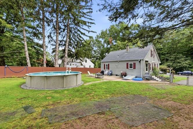 386 Parker St Property Photo 7