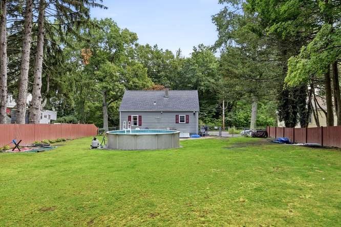 386 Parker St Property Photo 9