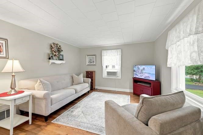 386 Parker St Property Photo 16
