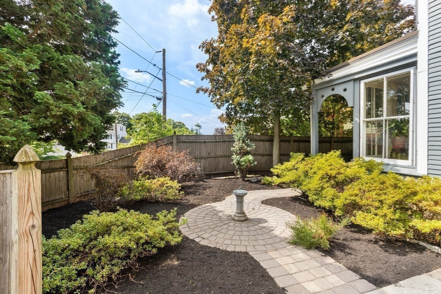 8 Leonard Cir Property Photo 3