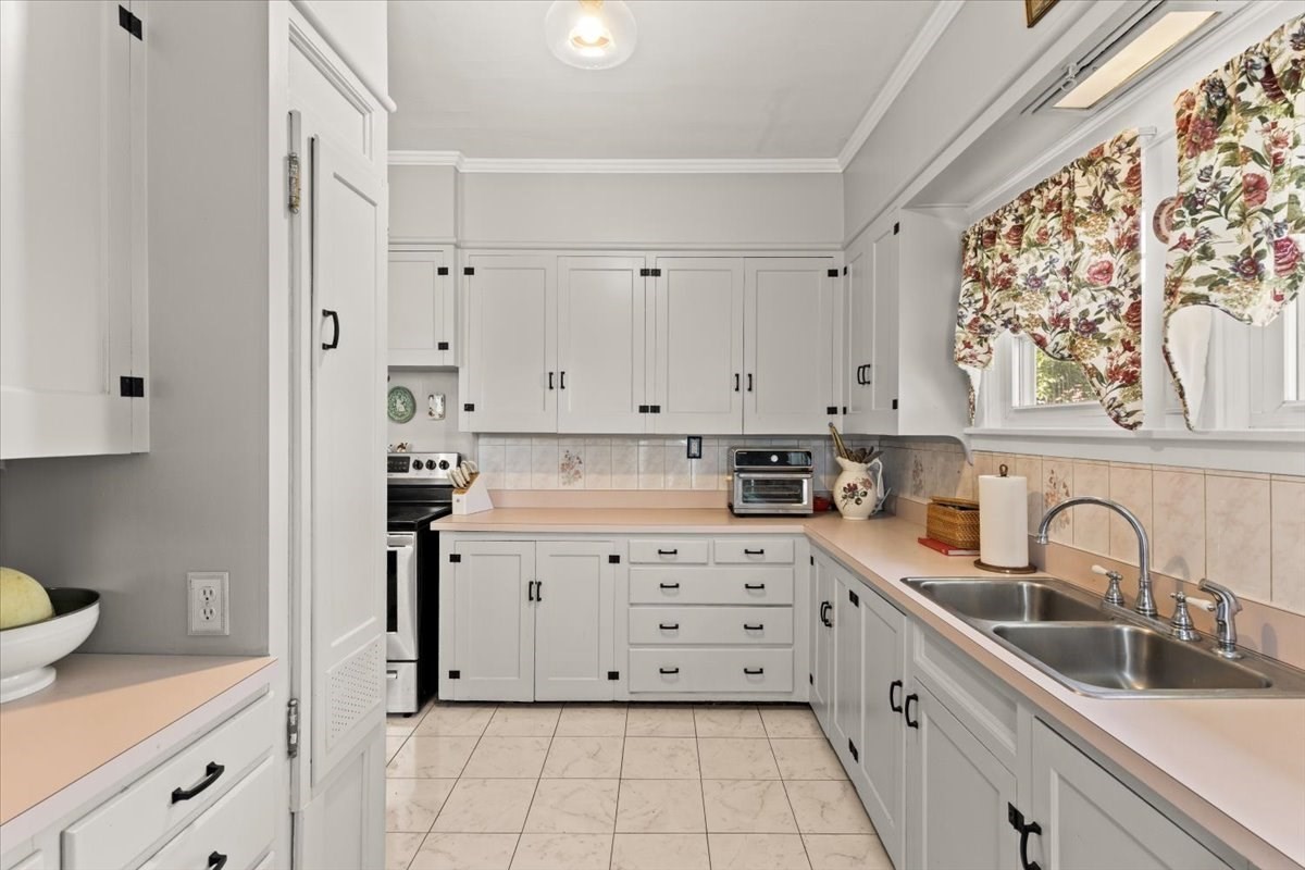 53 Ashland St Property Photo 3