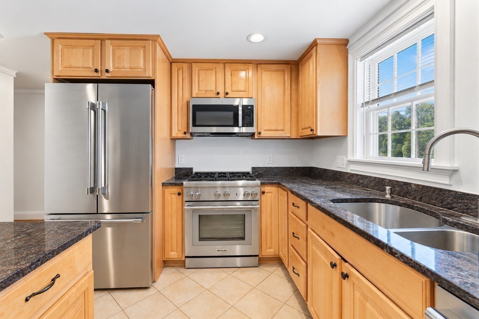 17 Bank St # D Property Photo 4