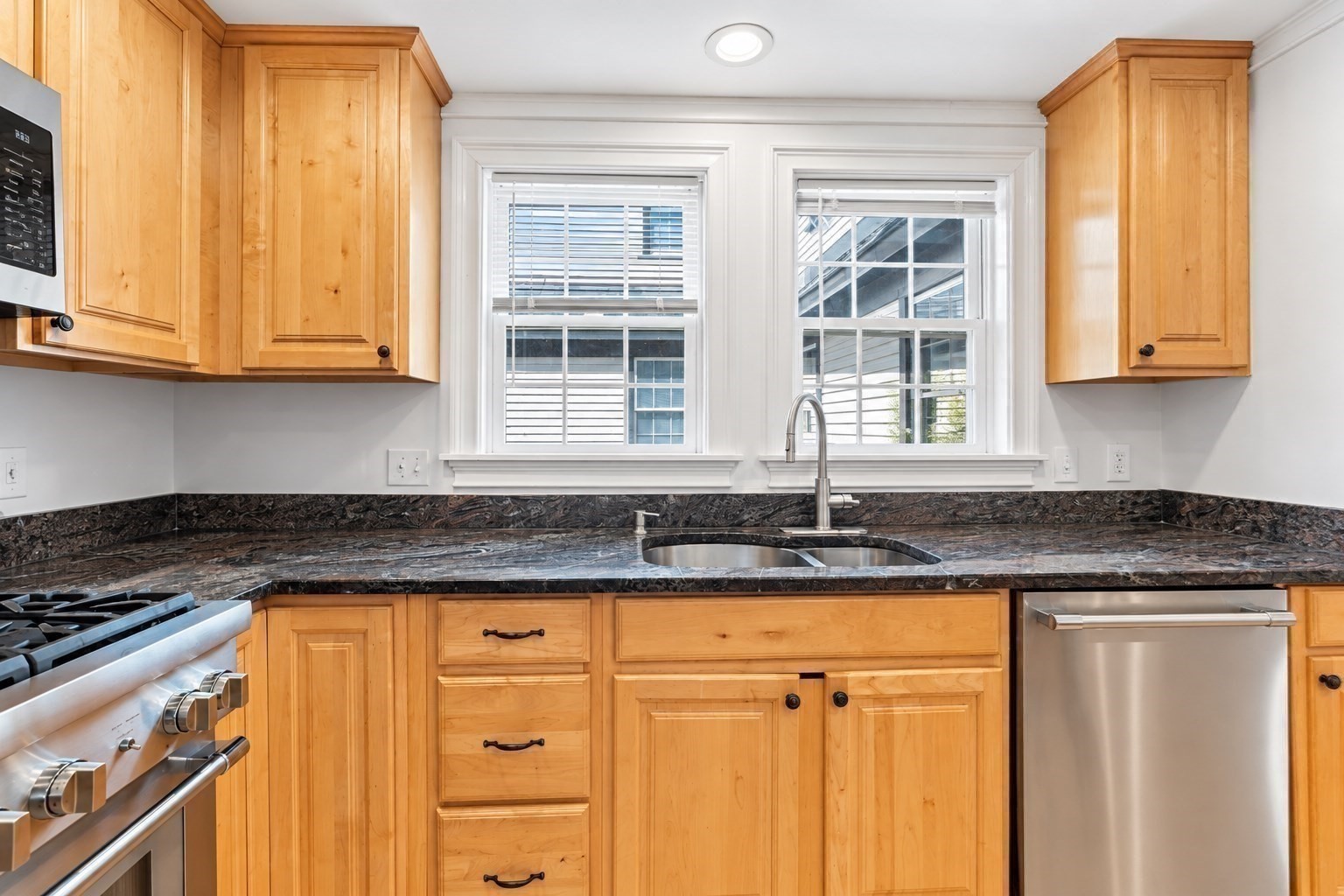 17 Bank St # D Property Photo 7