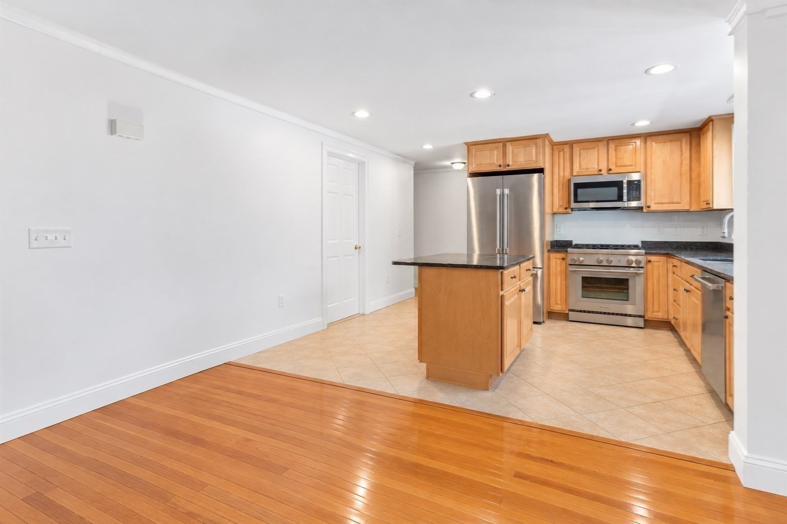 17 Bank St # D Property Photo 8