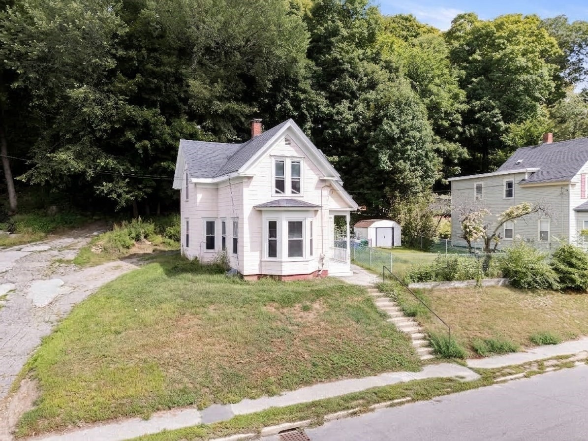 184 Groveland St Property Photo 1