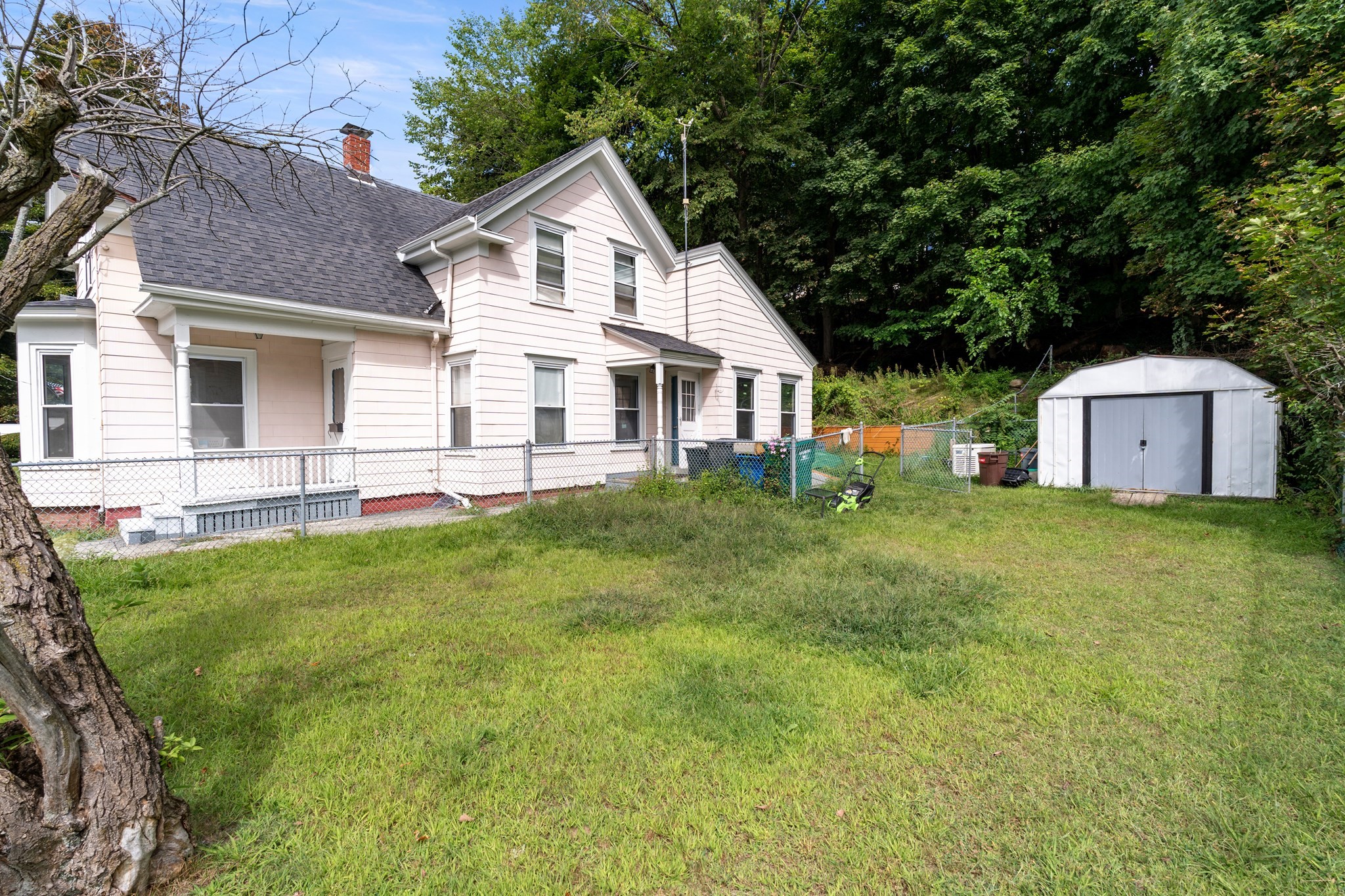 184 Groveland St Property Photo 4