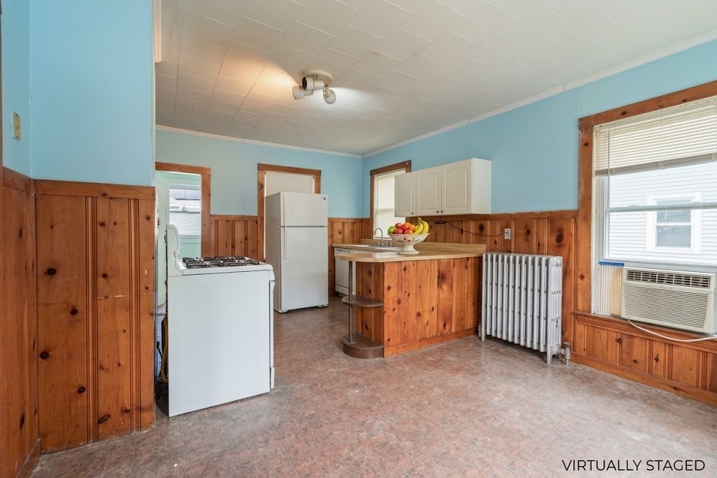 184 Groveland St Property Photo 6