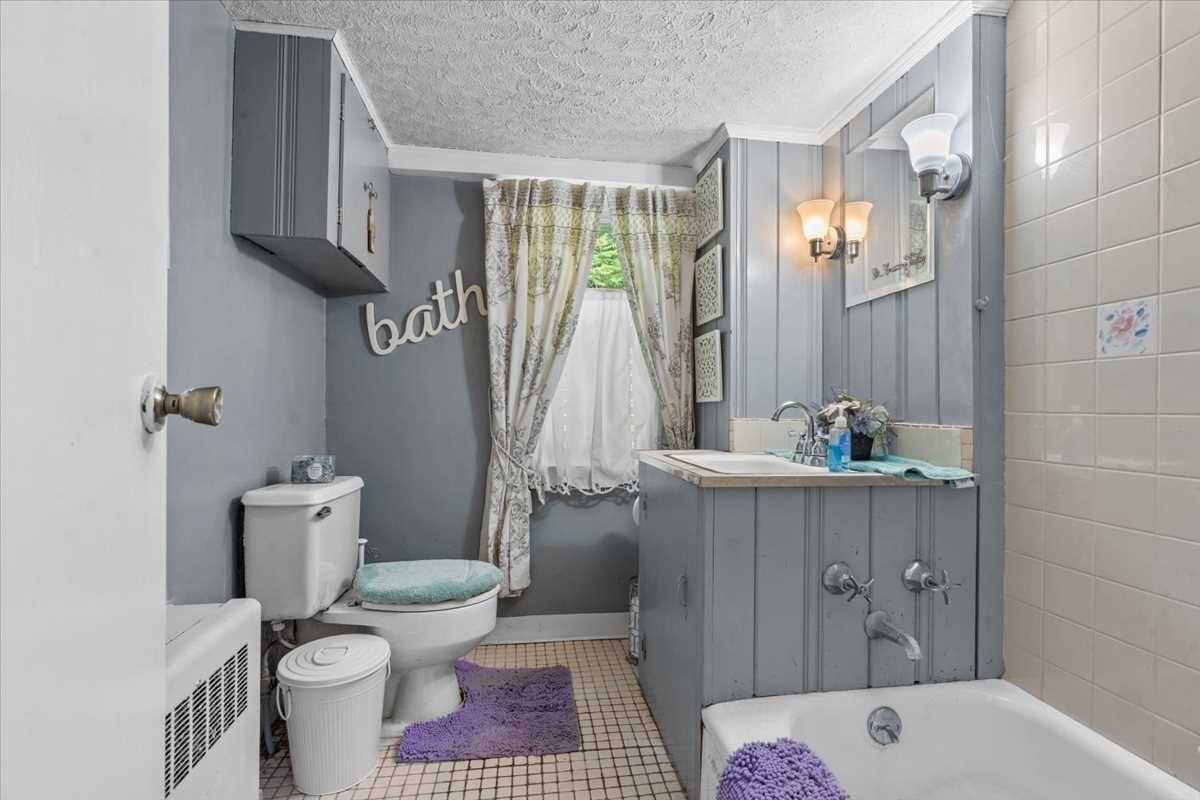 543-547 Quinapoxet St Property Photo 27