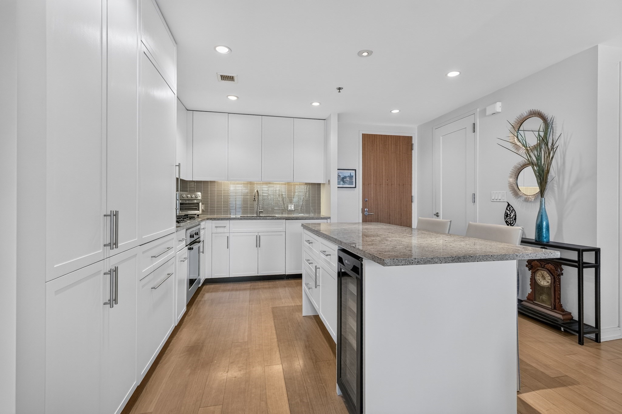 580 Washington St # 1410 Property Photo 4