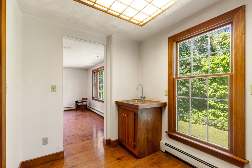 220 Essex St Property Photo 17