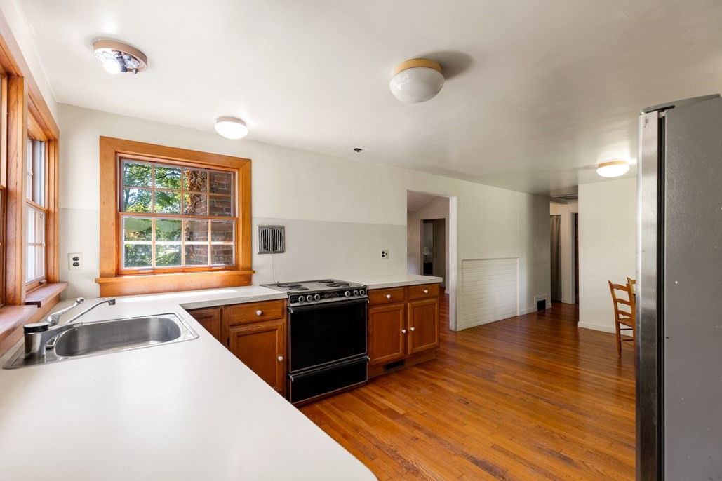 220 Essex St Property Photo 20