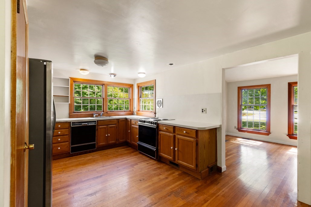220 Essex St Property Photo 22