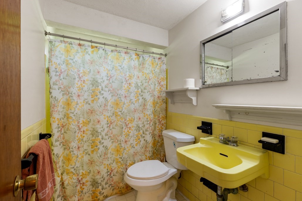 220 Essex St Property Photo 24