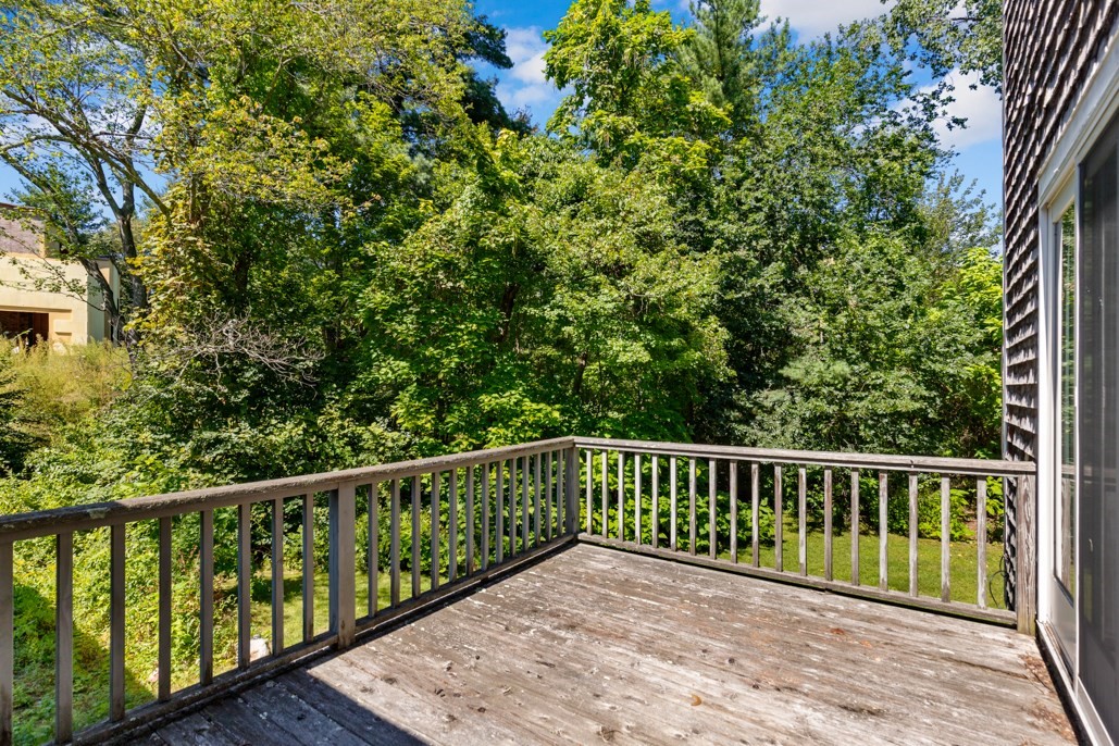 220 Essex St Property Photo 37