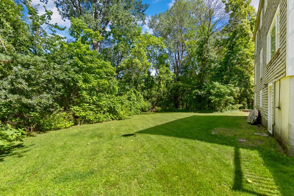 220 Essex St Property Photo 40