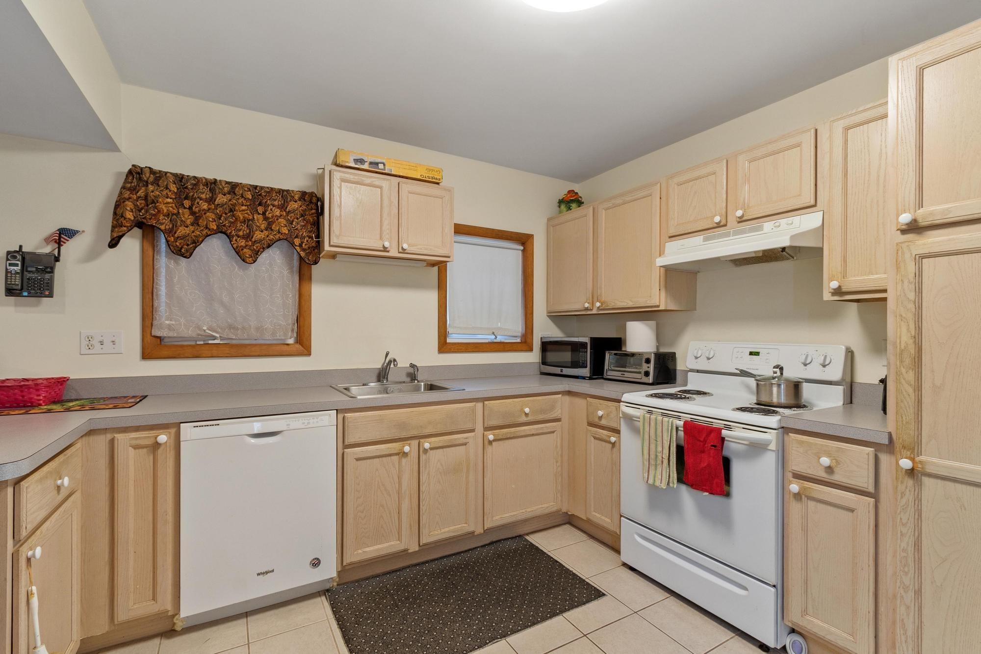 53 Summer St Property Photo 33