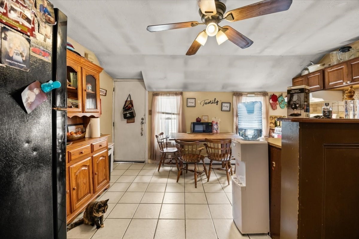 64 Oak St Property Photo 17
