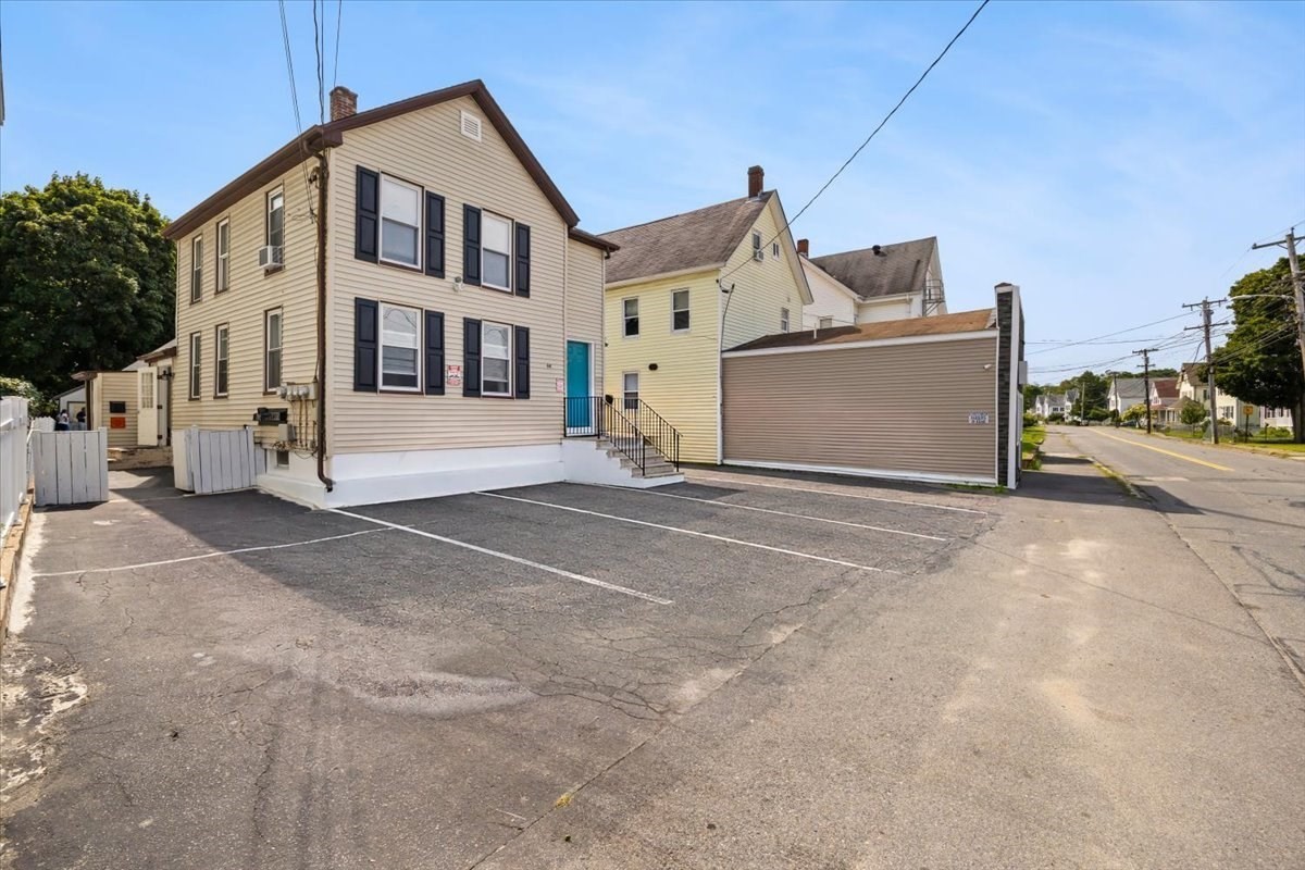 64 Oak St Property Photo 32