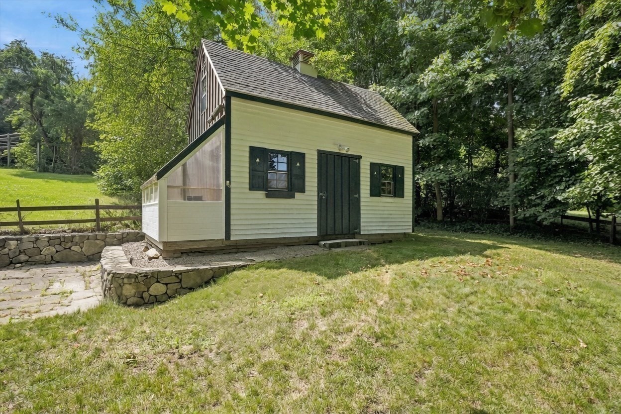 998 Boston Rd Property Photo 4