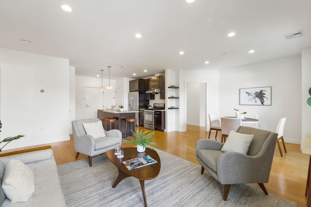 65 Beacon St # 403 Property Photo 3