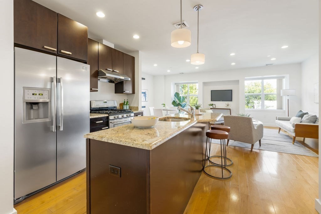 65 Beacon St # 403 Property Photo 6