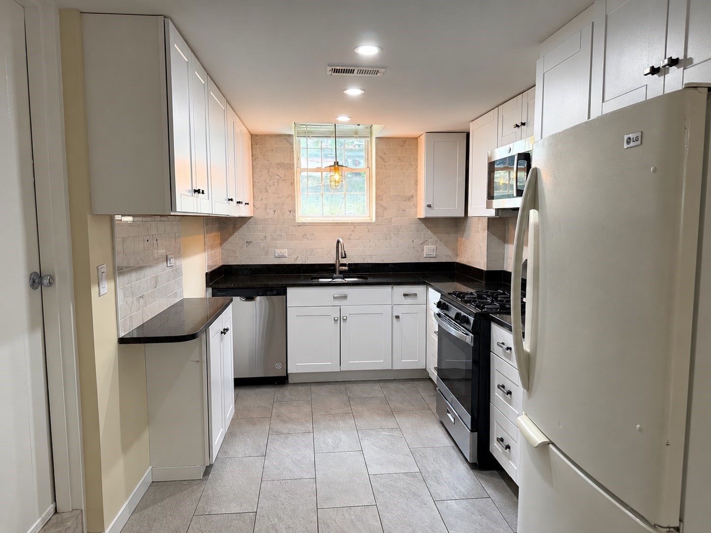 140 Lake Shore Rd # 2b Property Photo 1