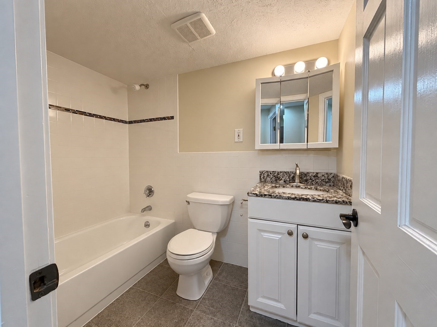 140 Lake Shore Rd # 2b Property Photo 18