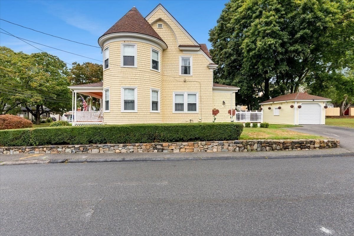 220 Smith St Property Photo 4