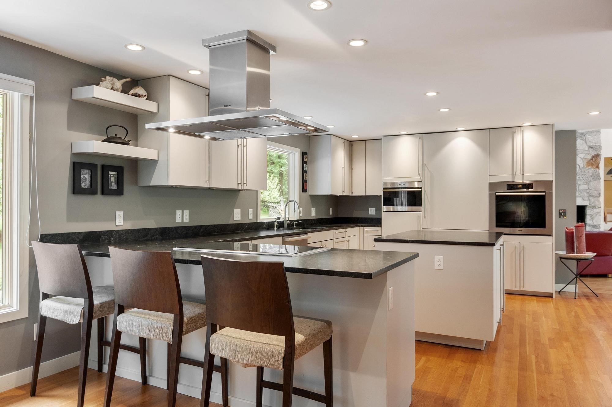 2 Sutton Pl Property Photo 3