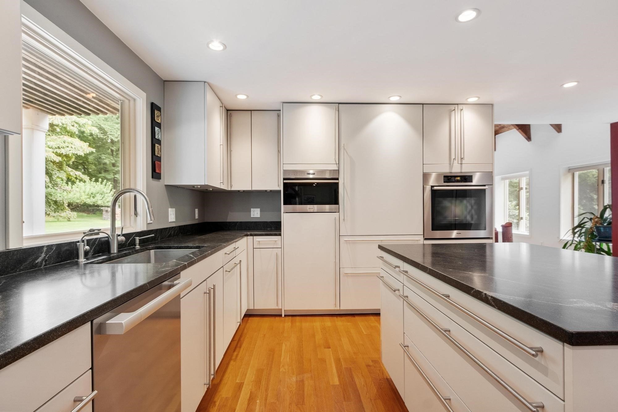 2 Sutton Pl Property Photo 5