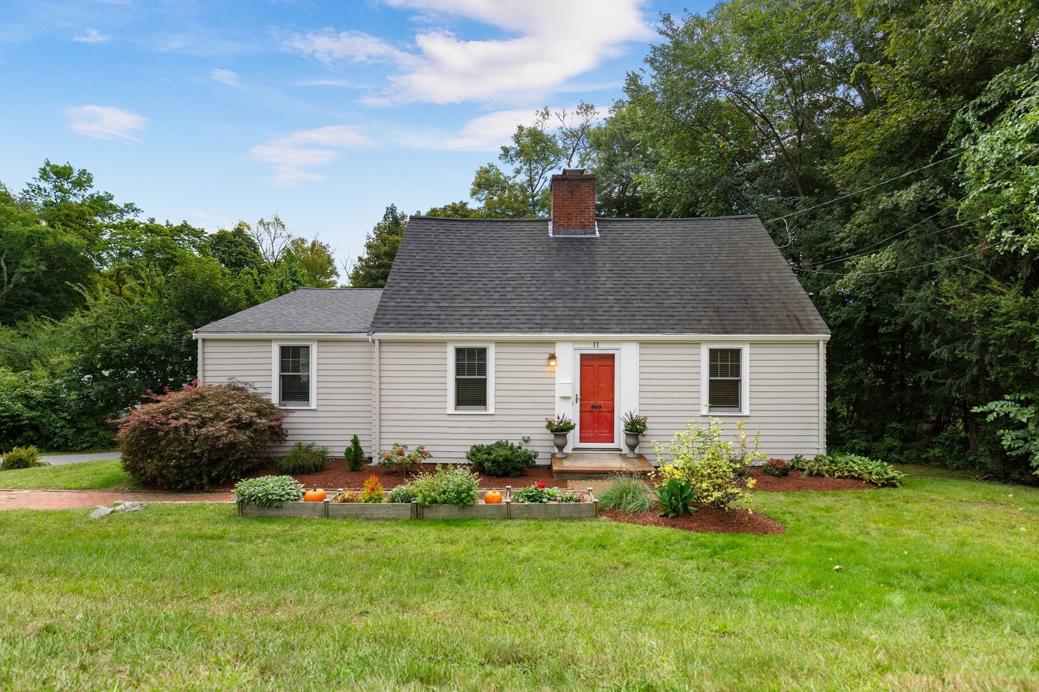 11 Stratham Rd Property Photo 1