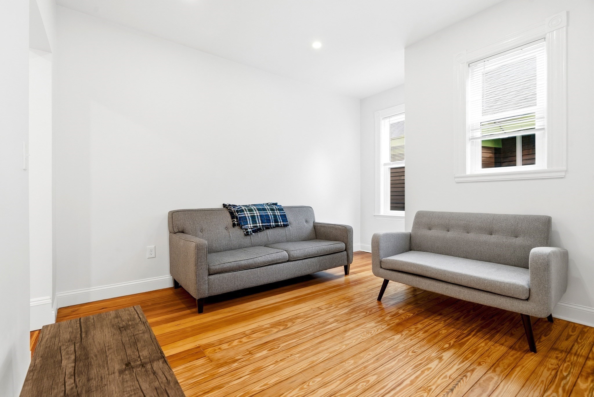370-372 Centre St Property Photo 16
