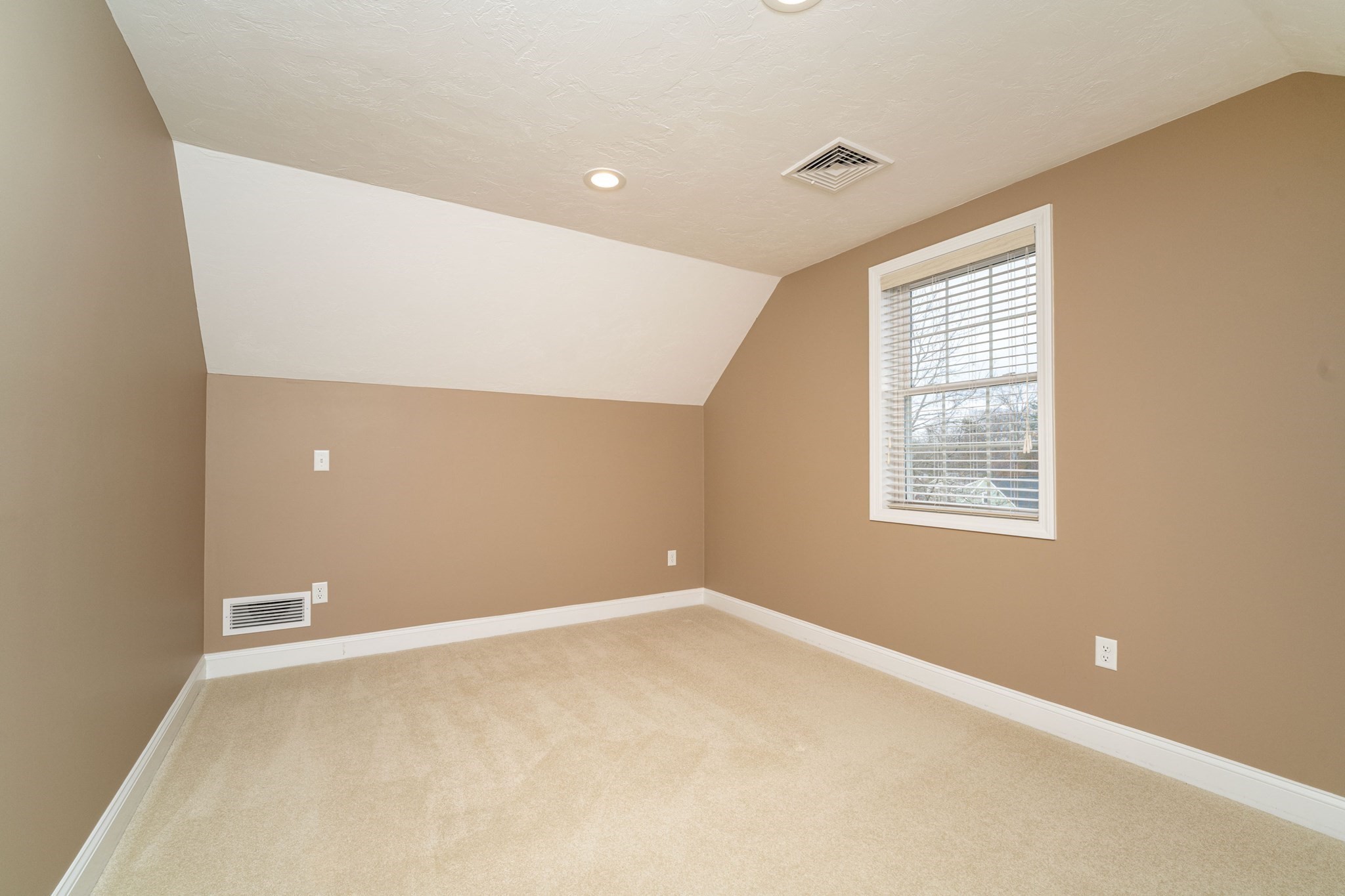 28. Woodlawn Ave Property Photo 19