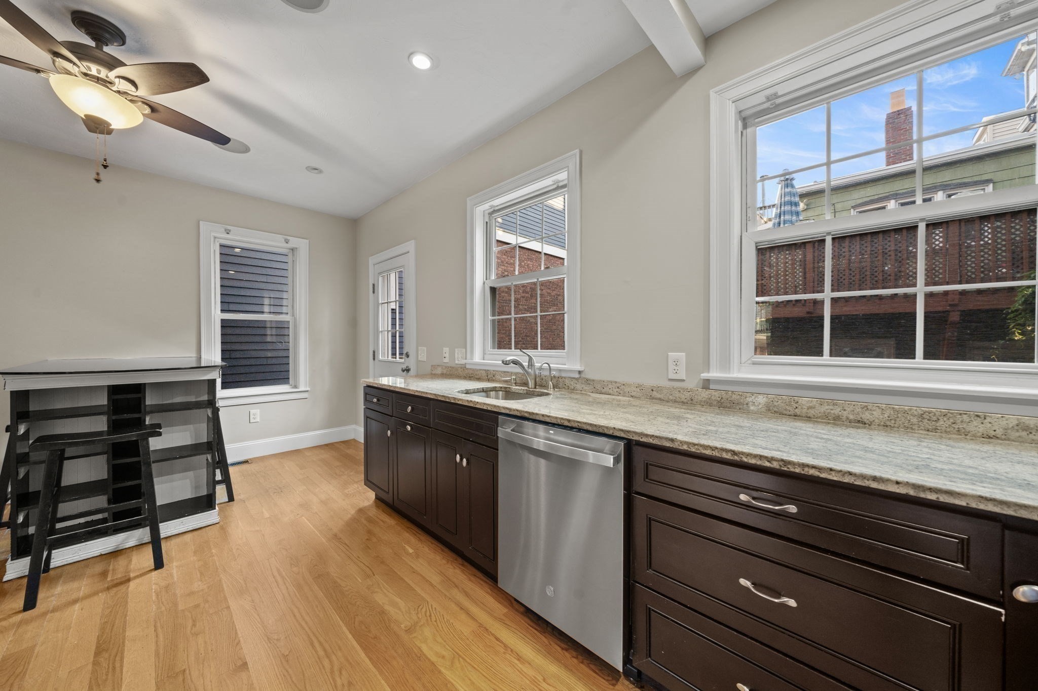 519 E 5th Street Property Photo 4