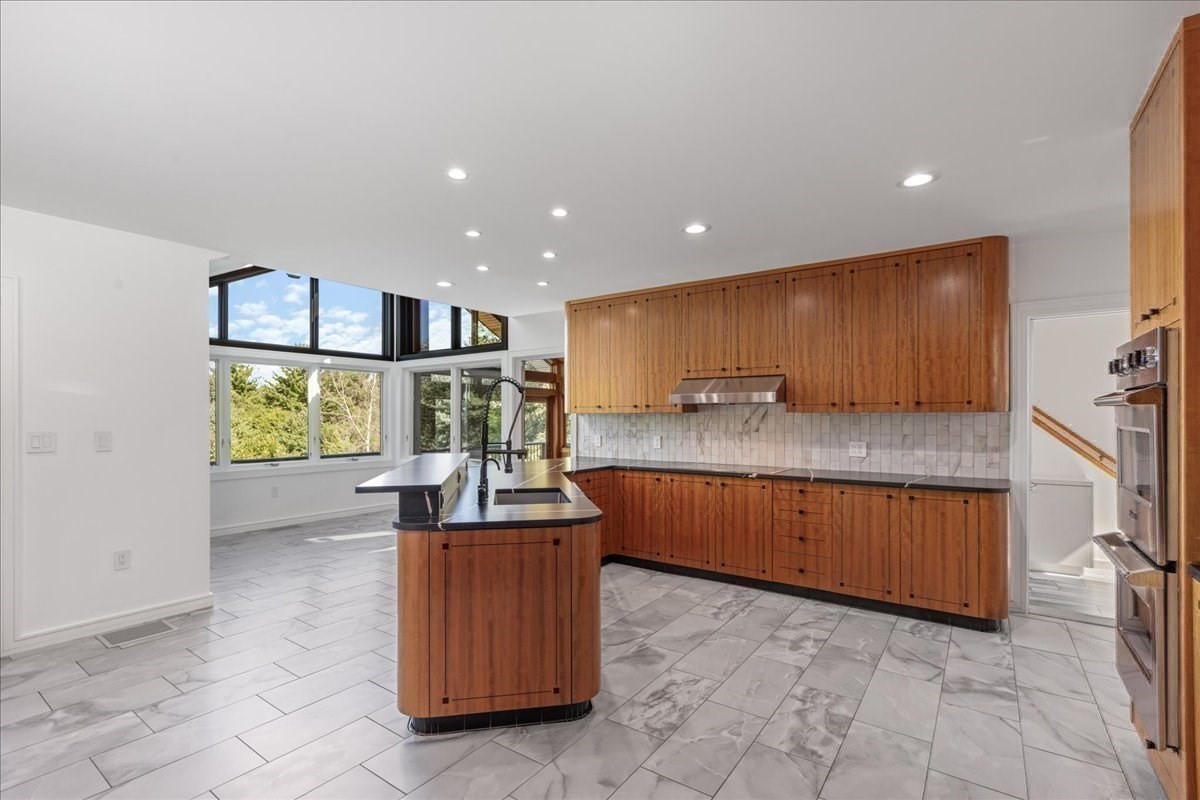 245 Linden Street Property Photo 10