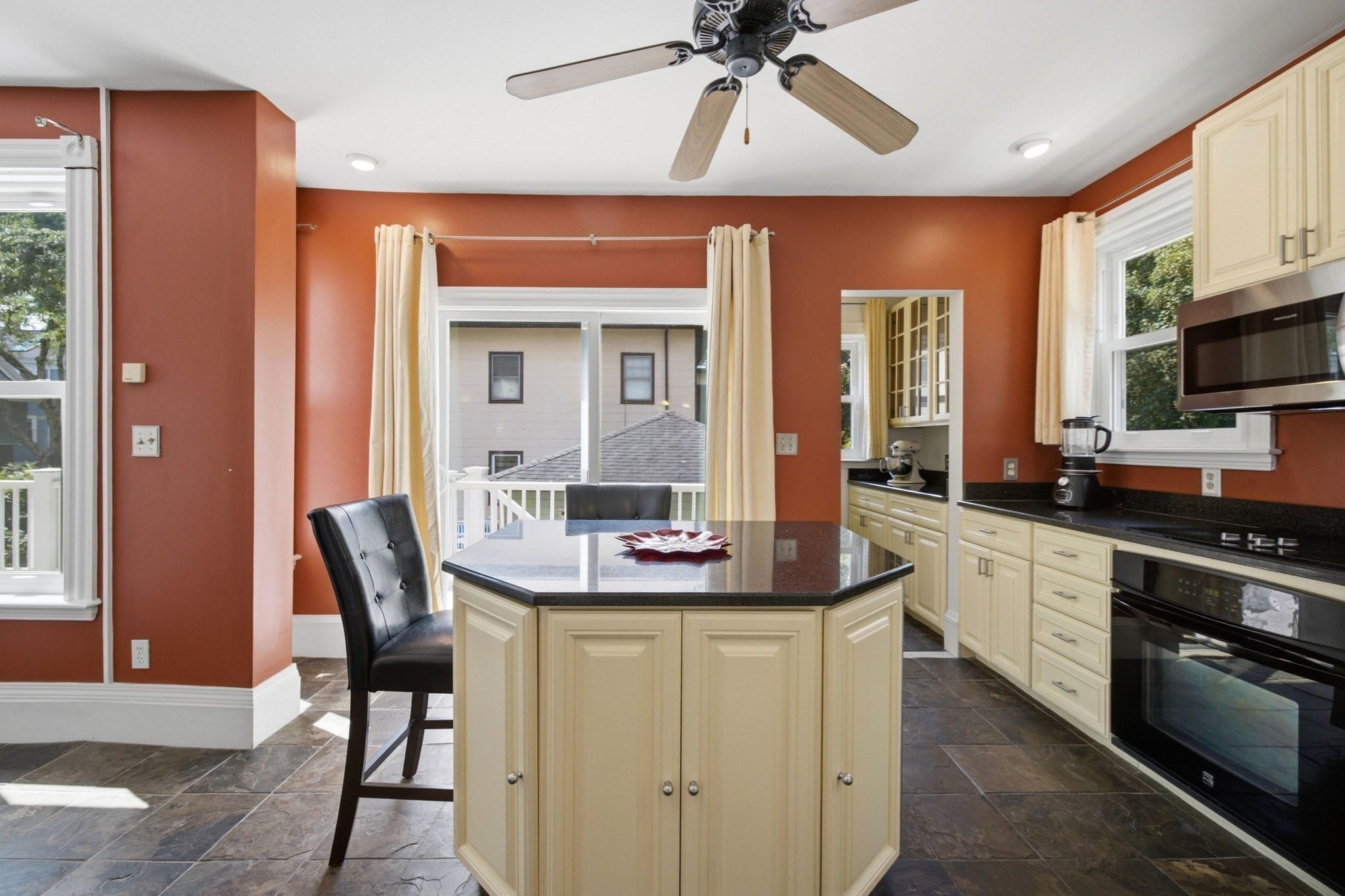 36 Walton St Property Photo 12
