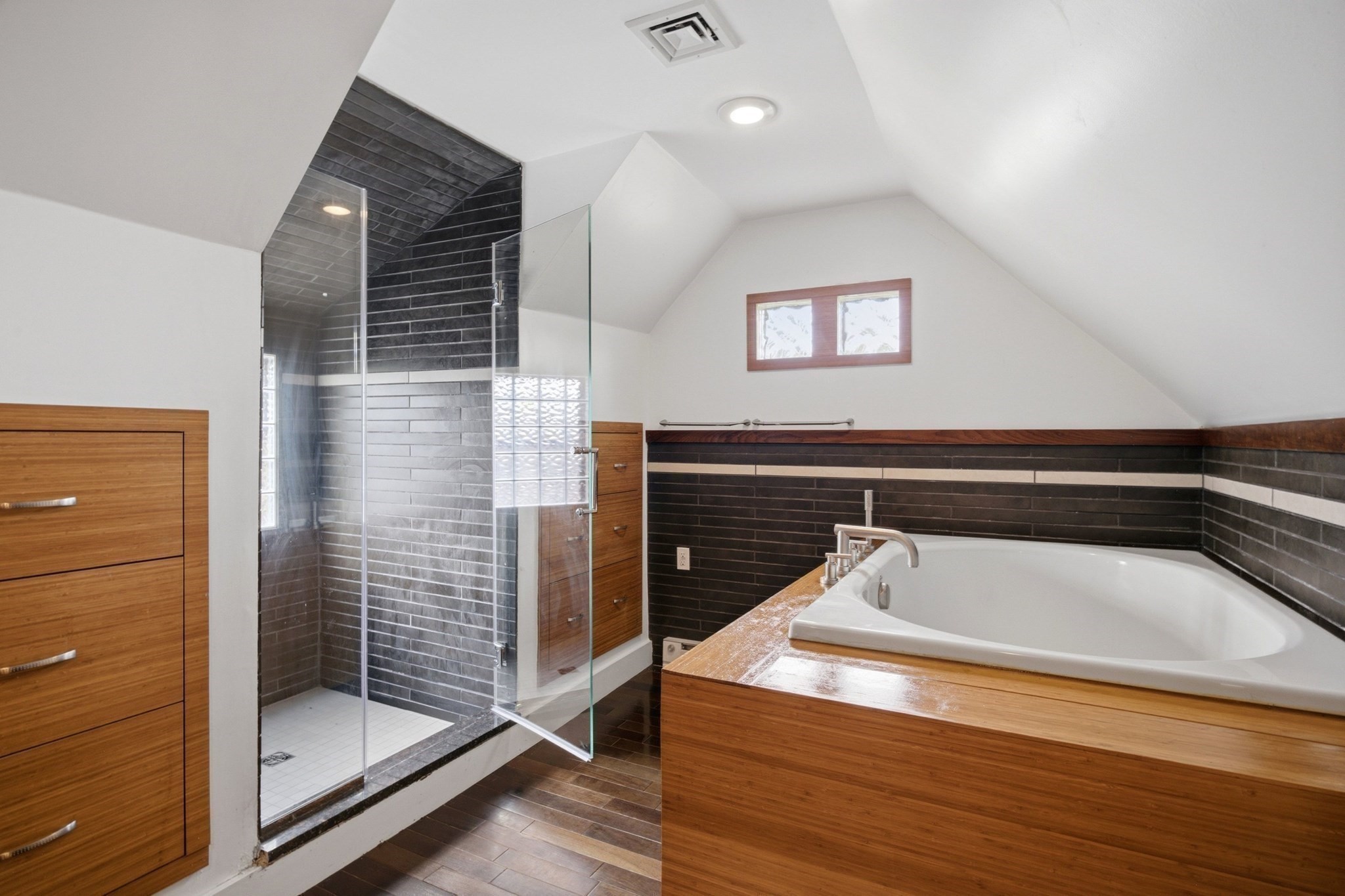 36 Walton St Property Photo 28