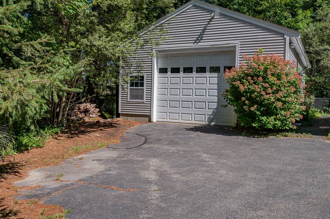 558 Spring St Property Photo 4