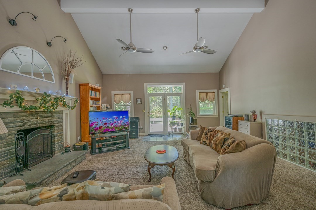 558 Spring St Property Photo 5