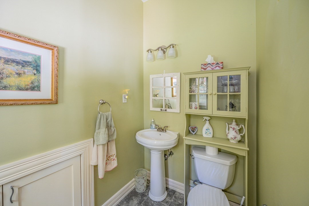 558 Spring St Property Photo 8