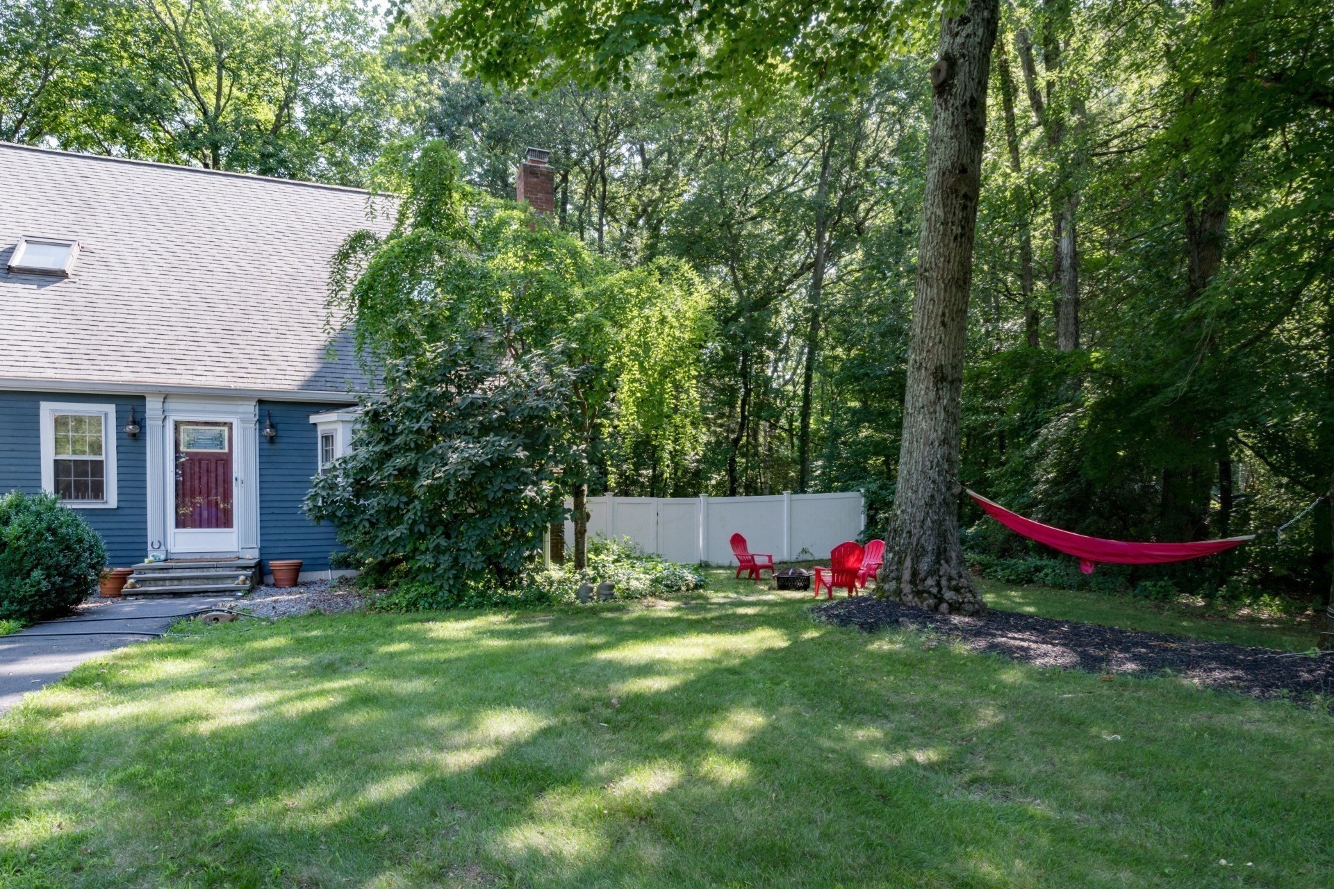 175 Oak St Property Photo 4