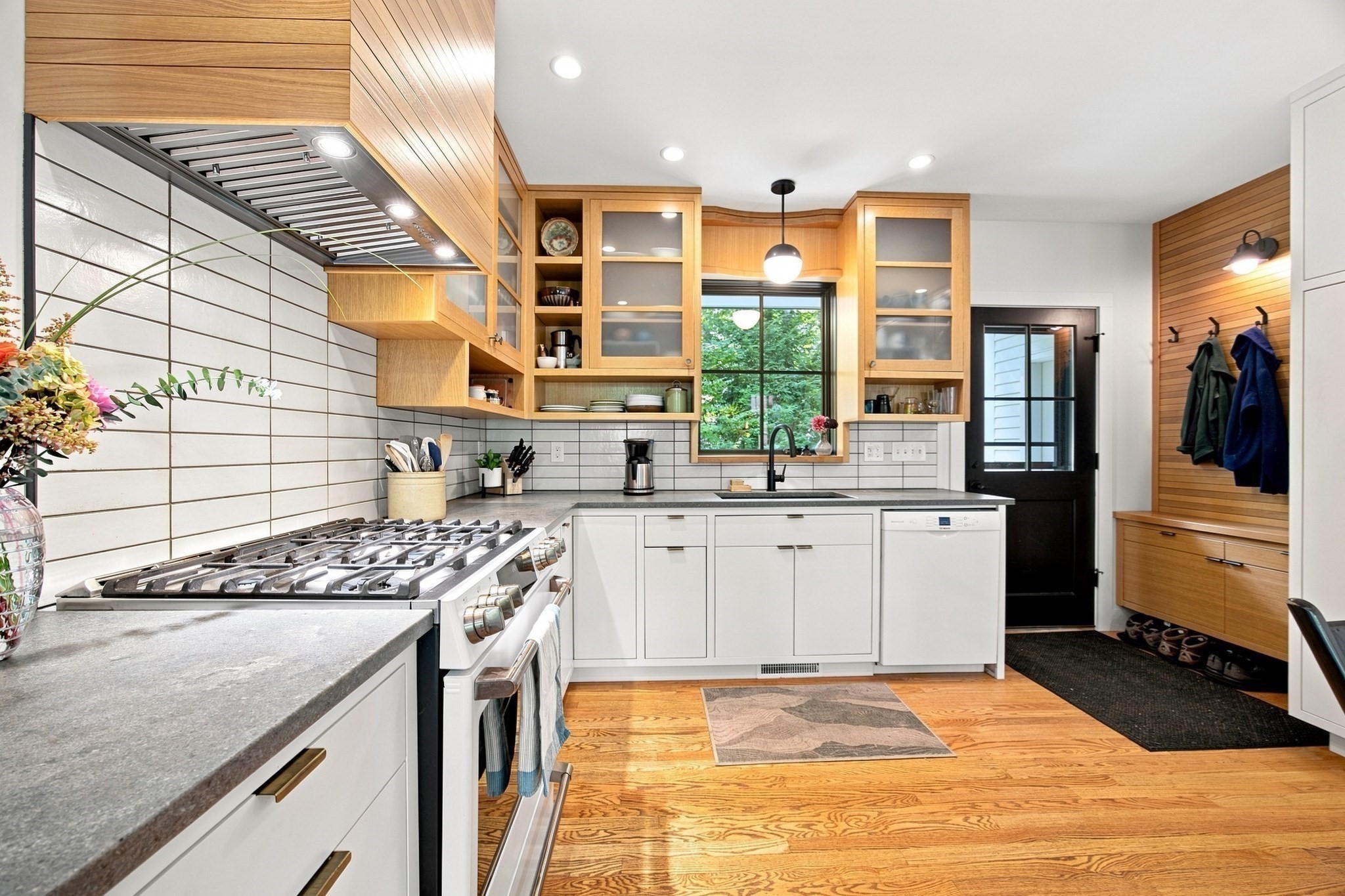 67 Woodlot Rd Property Photo 4
