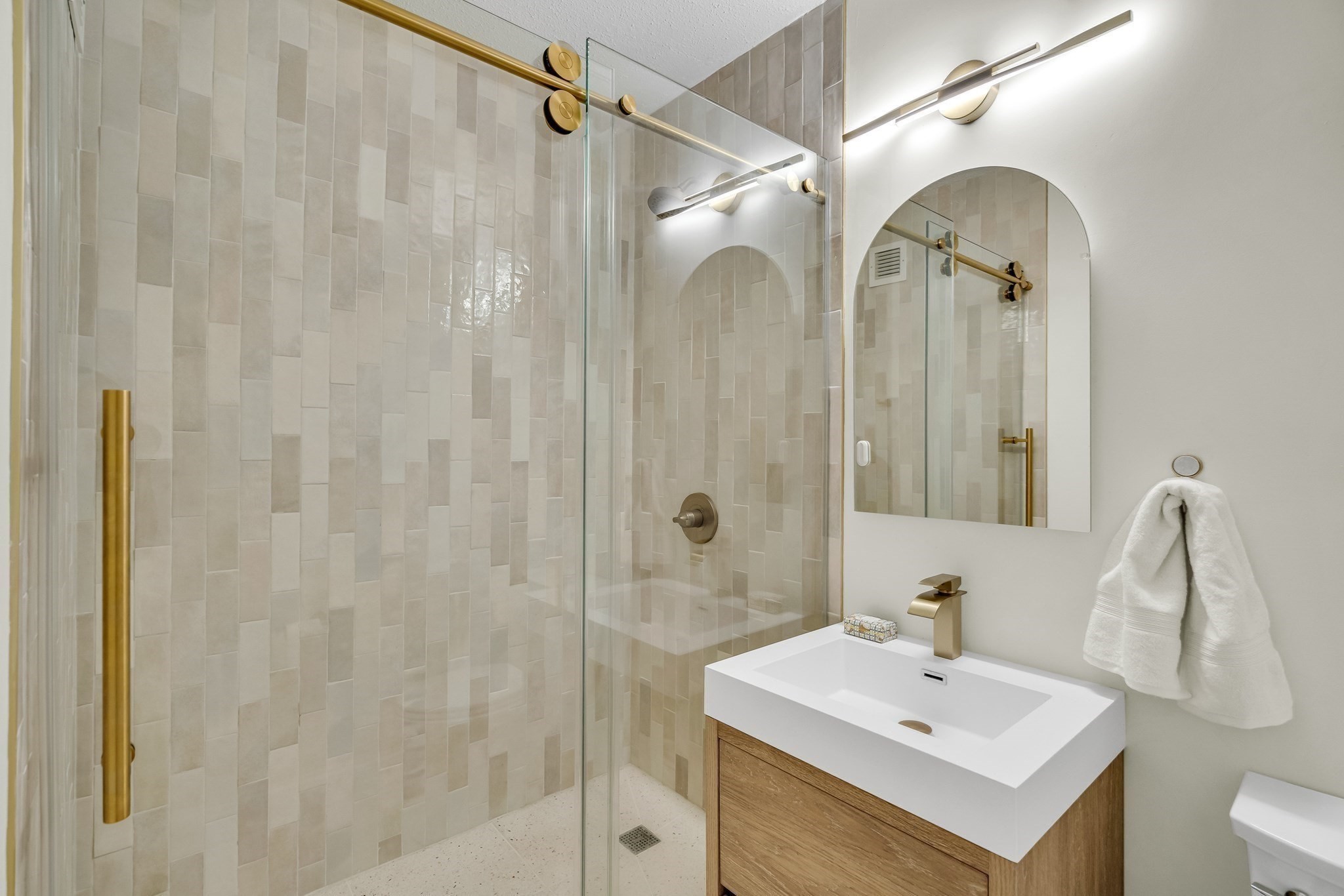 65 East India Row # 23a Property Photo 5