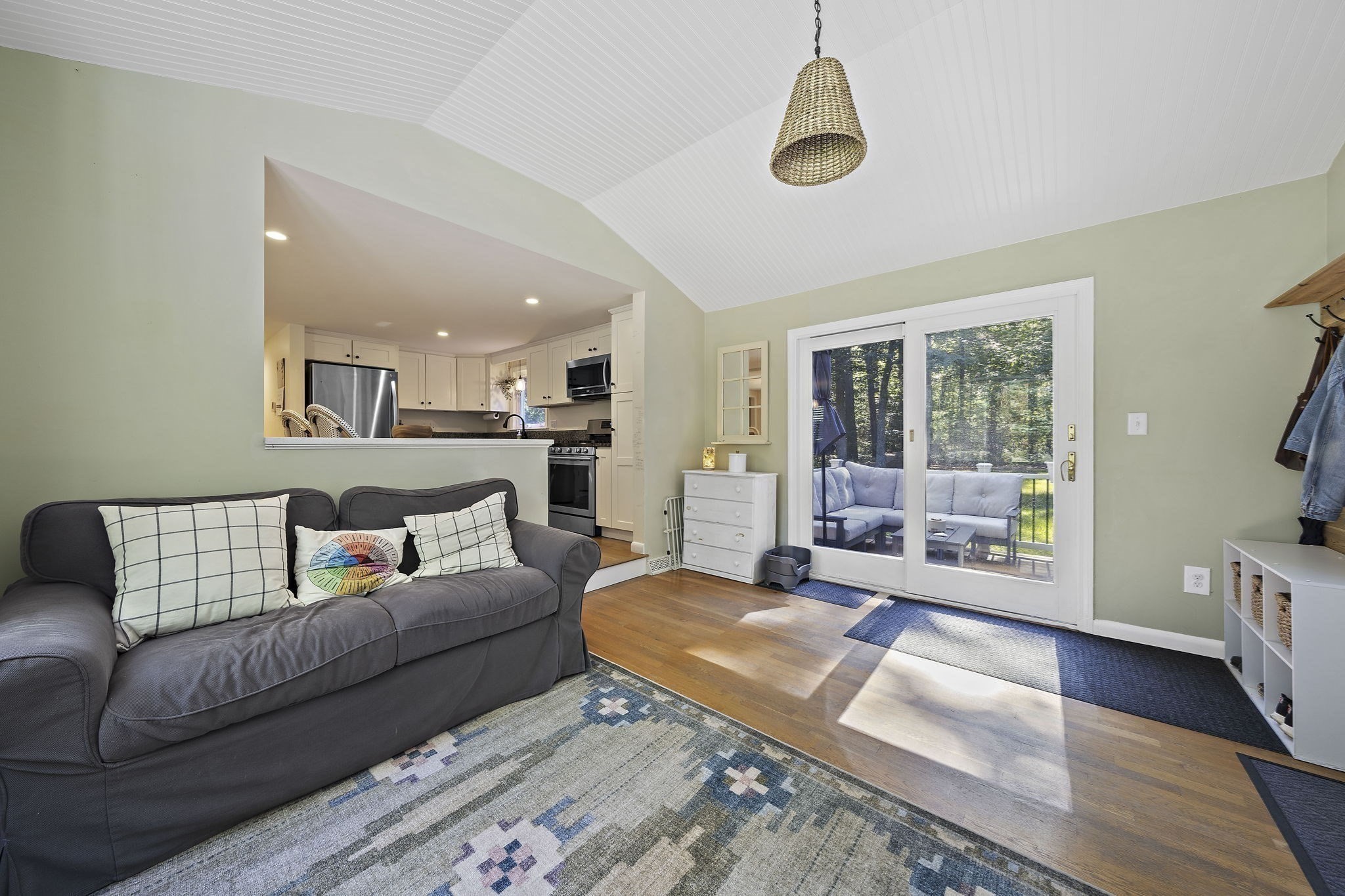75 Oak St Property Photo 7