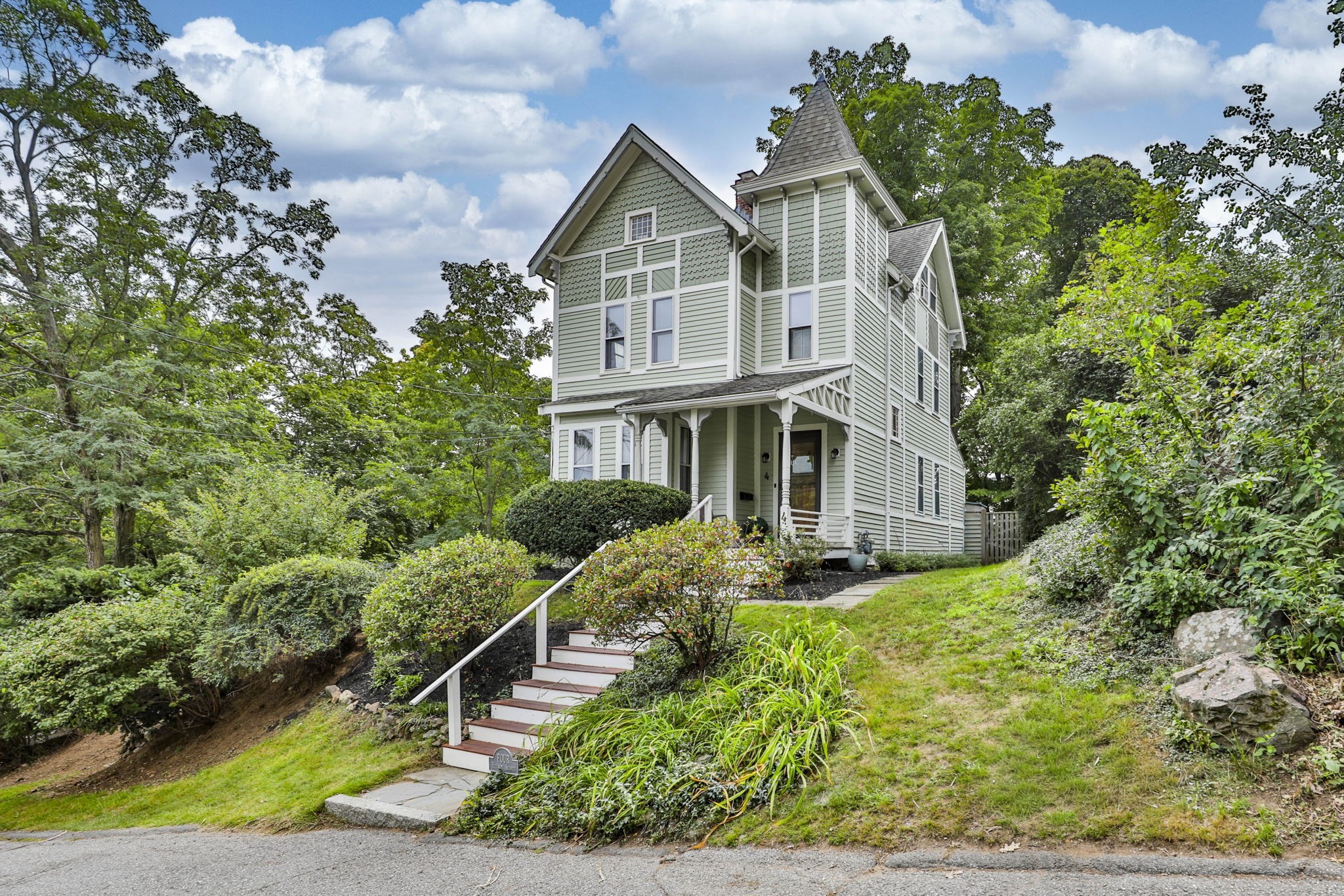 4 Hillside Ave Property Photo 1
