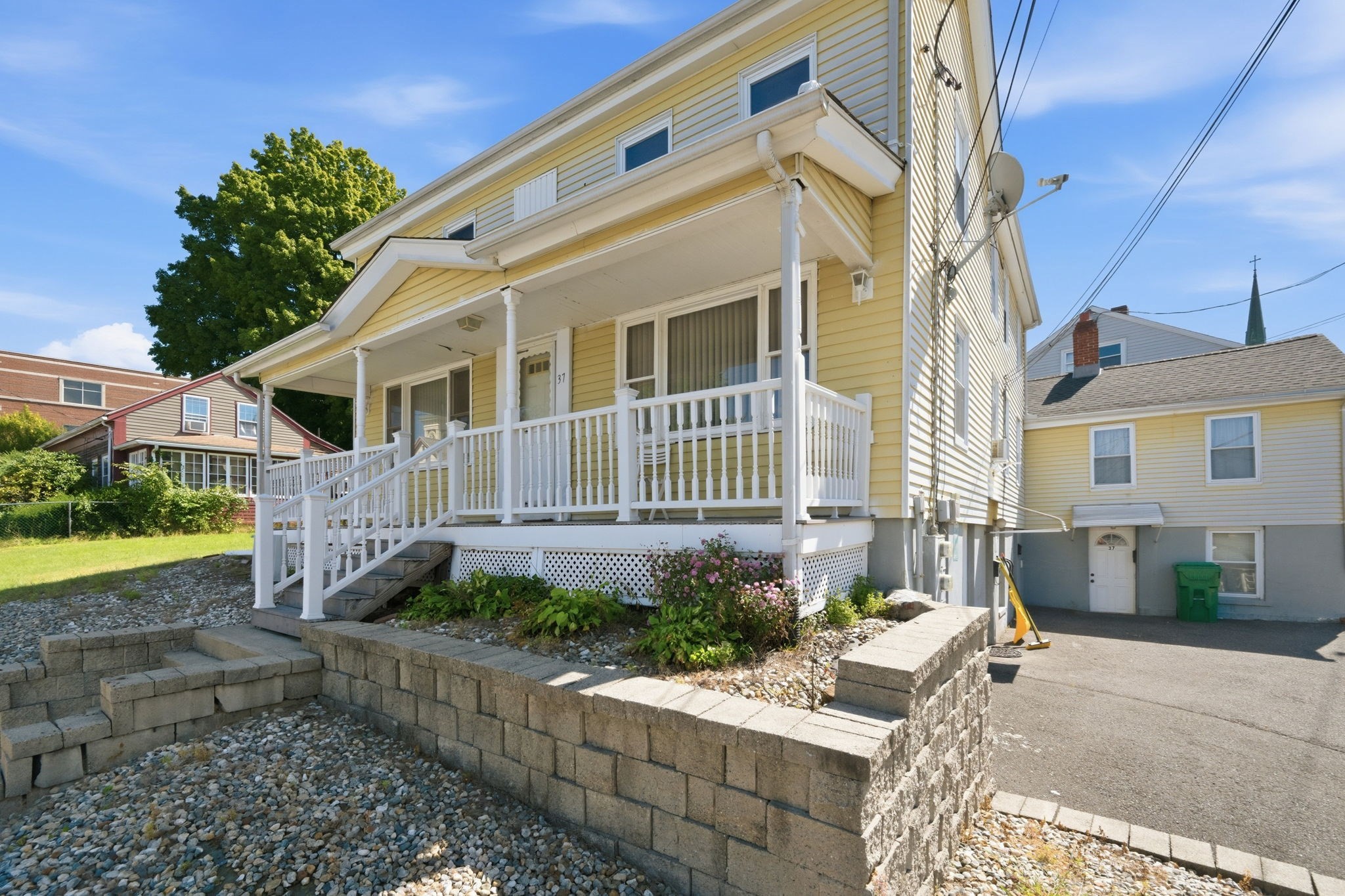 37 Howard St Property Photo 3