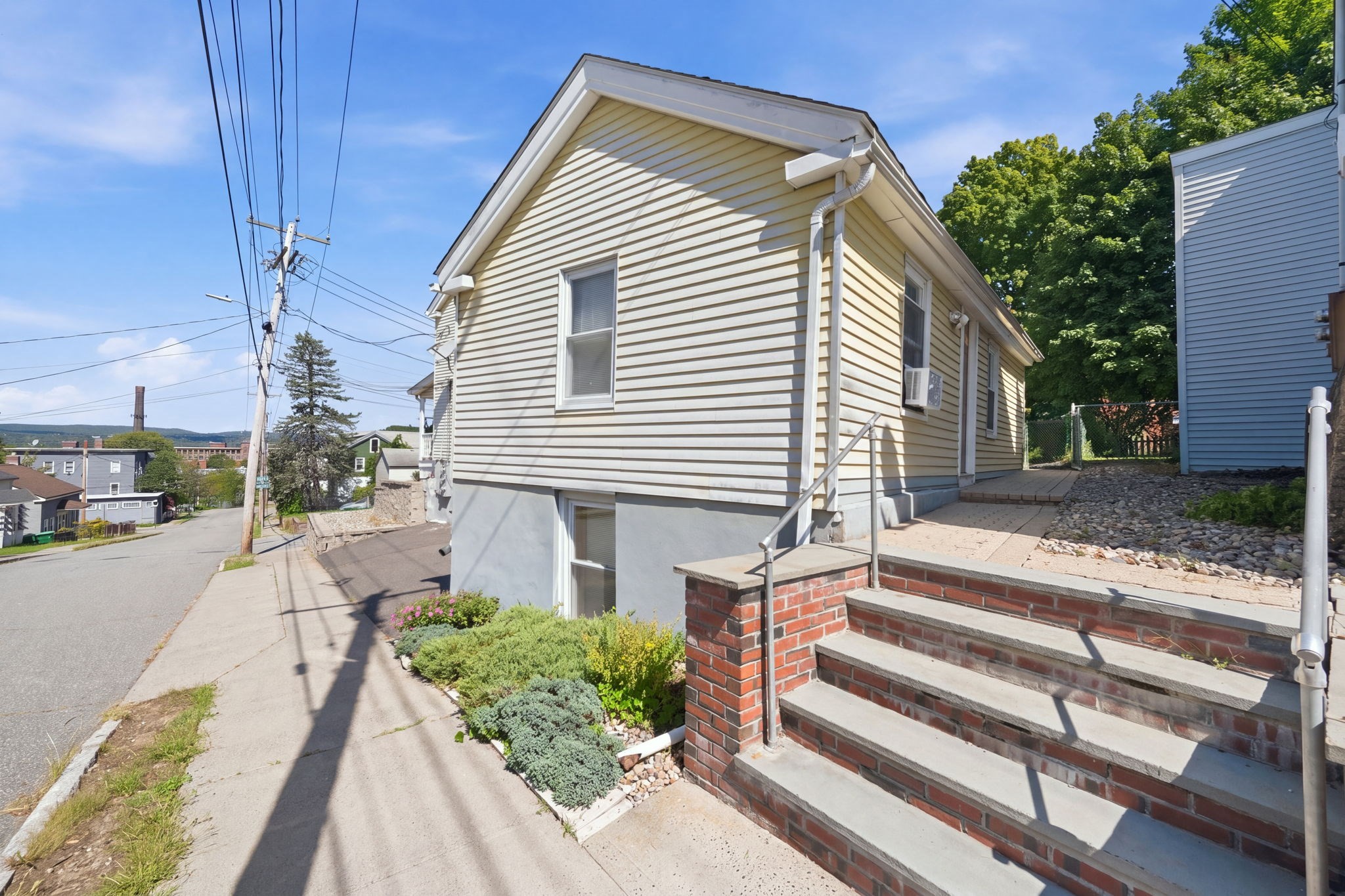 37 Howard St Property Photo 5